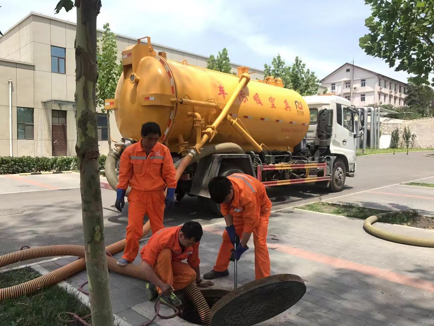 阜阳管道疏通车停在窨井附近