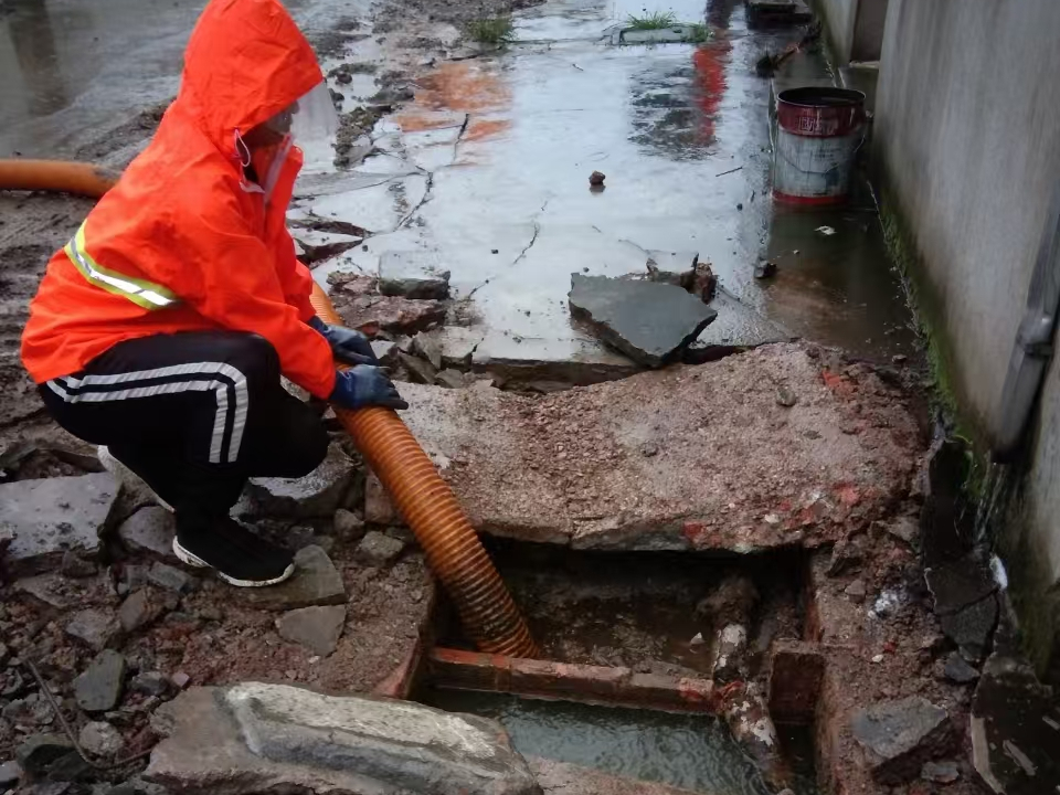 阜阳专业清理污水池 炜誉市政以规范流程守护城市 “肠道”