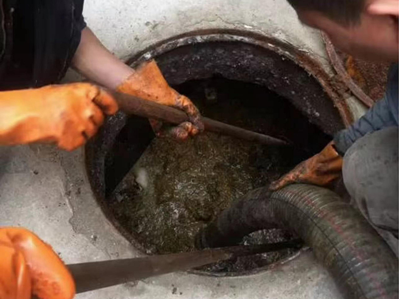 阜阳清理化粪池时如何避免沼气的危害？